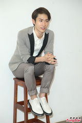 组图：阿本庆生肤色粉嫩似18 狂练肌肉欲变硬汉