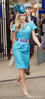 组图：凯瑟琳-詹金斯牵手未婚夫优雅亮相