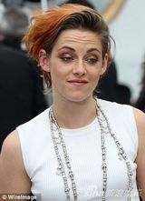 组图：暮光女短发新造型亮相 透视灯笼裤露蛮腰