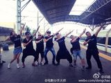 组图：邓超领衔电影七主创 火车站台摆搞怪造型