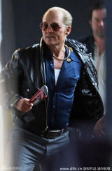 组图：德普超高发际线亮相 与未婚妻片场咬耳朵