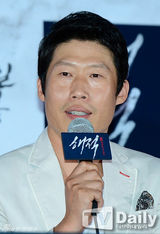 组图：韩星孙艺珍出席试映 贴身短裙超性感