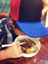 组图：石头吃面扮鬼脸 郭涛：爱吃面是随我