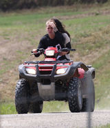 组图：贾斯汀-比伯/赛琳娜-戈麦斯复合狂秀恩爱 搂腰摸臀又熊抱