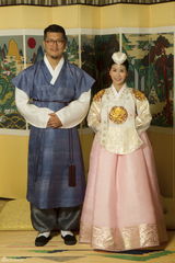 组图：许茹芸首尔婚礼似韩剧 穿艳红韩服吻老公