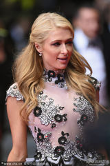 组图：《沙海漂流人》首映 希尔顿蓬蓬裙扮少女