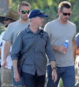 组图：沃克弟弟拍亡兄《速激》戏份 与妻儿嬉戏