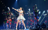 组图：水果姐开唱变身粉红豹 巡演打造梦幻之境