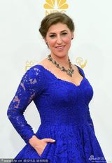 组图：《生活大爆炸》马伊姆-拜力克蓝裙霸气