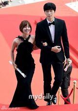 组图：胡歌亮相韩国颁奖礼 大胡子梳背头难认出