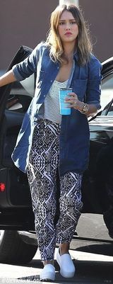 组图：阿尔芭牛仔风抱娃出街 宝贝蓝色短裙呆萌