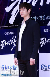 组图：《高跟鞋》发布会 车胜元帅气西装亮相