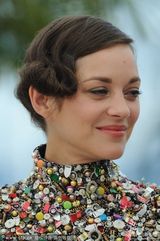 组图：影后歌迪亚短裙闪耀 兄弟导演殷勤献吻