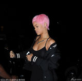 组图：蕾哈娜黑色高叉礼服秀美腿 粉色短发吸睛