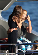 组图：米兰达密会高帅富 搂腰拍照疑新恋情曝光