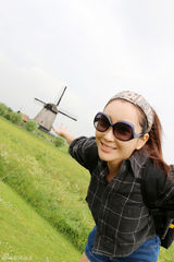 组图：杜若溪风车牧场喂小羊长腿抢镜