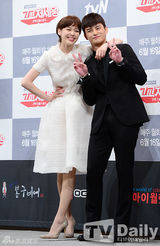 组图：《高校处世王》徐仁国呆萌剪刀手掳芳心