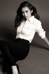 组图：颖儿曝光影黑白写真 知性女神范十足