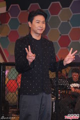 组图：欧弟否认先有喜后婚 登记随意像谈公事