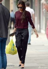 组图：贝嫂黑超遮面现街头 自拎购物袋行色匆匆