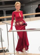 组图：56岁莎朗-斯通红裙美艳 胸门大开秀性感