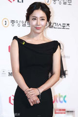 组图：文正熙平肩礼服华丽登场 笑容温柔暖人心