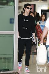 组图：韩星朴海镇返韩 黑装粉鞋酷劲十足