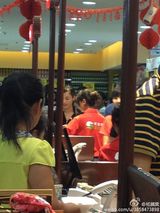 组图：女神变村姑！张柏芝黄圣依干农活打篮球