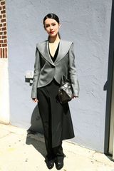 组图：韩丹彤亮相纽约时装周 露脐男装帅气看秀