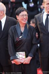 组图：地平线评委许鞍华穿中式服装爽朗大笑