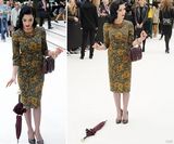 组图：脱衣舞娘蒂塔伞掉地 两位绅士抢着捡