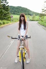 组图：“单车少女”逢泽莉娜笑容甜美不落凡尘