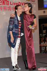 组图：何韵诗生日吃饭庆祝 緋闻女友送砧板