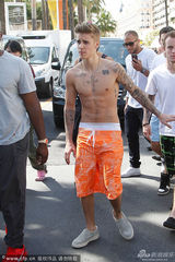 组图：比伯赴戛纳半裸壮硕 右手频拉短裤防露