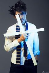 组图：张赫全新写真曝光 衬衫短裤不改型男本色