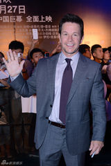 组图:《变4》北京首映众主创亮相 红毯星光熠熠