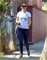 组图：娜塔莉-波特曼素颜出街仍如少女 对镜大笑萌人