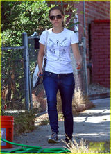 组图：娜塔莉-波特曼素颜出街仍如少女 对镜大笑萌人