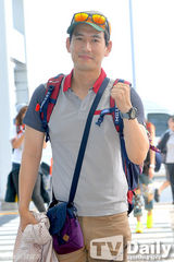 组图：韩团BEAST李起光亮相机场 呆萌搞怪