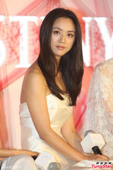 组图：汤唯订婚后首亮相幸福满面 鞠躬淡谢祝福