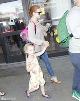 组图:艾米-亚当斯携女现身 萝莉长相甜美似妈妈