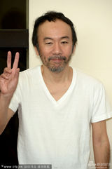 组图：塚本晋也《野火》发布会 心情好比V卖萌