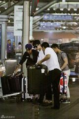 组图：井柏然现身机场帅气有型引粉丝围观