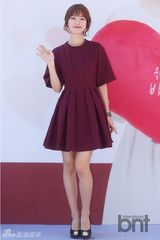 组图：韩星陈世妍红裙娇美捂嘴甜笑