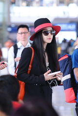 组图：范冰冰潮装名包星味足 破洞牛仔裤抢镜