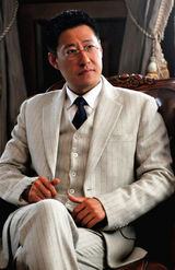 组图：《虎刺红》热播 于震上演制服诱惑