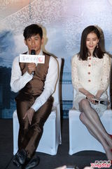 组图：吴奇隆保护诗诗 自曝好身材全靠女友打造