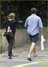 组图：艾玛与男友街头热吻 衣服性感露美背