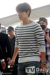 组图：SJ等人气男团亮相机场 拼时尚搭配