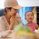 组图：黄奕带女儿铛铛与朋友欢聚 不见黄毅清